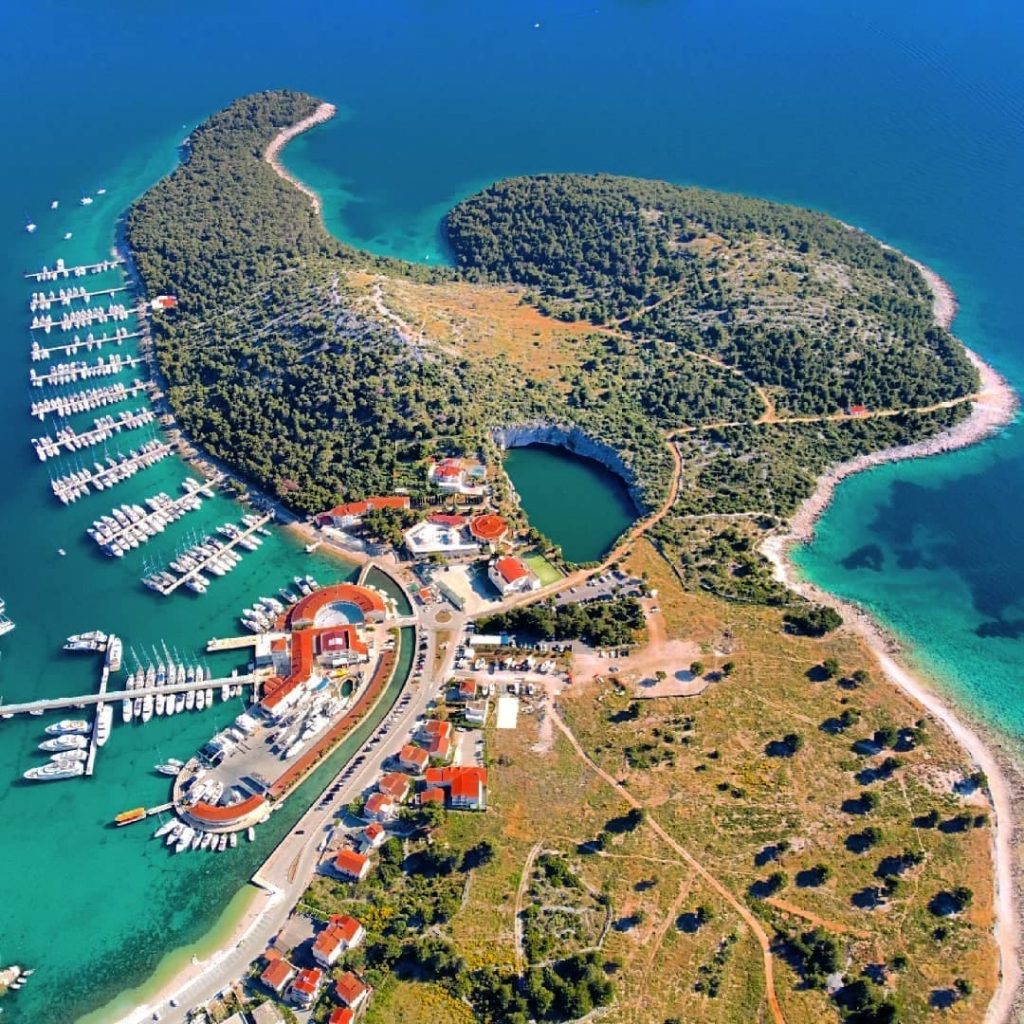 charter-base rogoznica marina frapa sea and more yachting